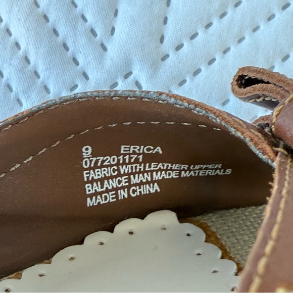 Isaac Mizrahi Brown and Tan Bow Kitten Heel Sandals Size 9 - Picture 8 of 11